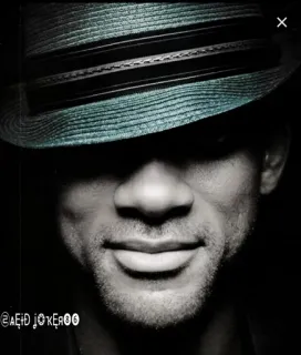 😌 67091a55 aeid_jokeroo Person, Hut, Porträt, Lächeln, Schwarzweiß, Mann whatsapp sticker