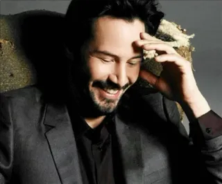 😅 69da637c Keanu Reeves Schauspieler, Mann, Anzug, lächelnd, Promi, Porträt whatsapp sticker
