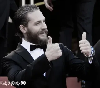 👍 b551e599 @AEJD JOKER00 Mann, Anzug, Daumen hoch, Schauspieler, Promi, Festliche Kleidung whatsapp sticker