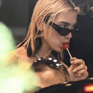 🥂 3f3cc7ab Dua Lipa celebridade, cantora, mulher, estrela pop, chupa-chupa telegram sticker