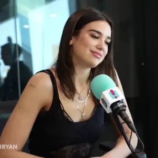 📌 420e38ed Dua Lipa penyanyi, wawancara, mikrofon, selebriti, Dua Lipa telegram sticker