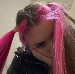 😔 16a1f109 donna, ragazza, capelli rosa, ritratto, teenager telegram sticker