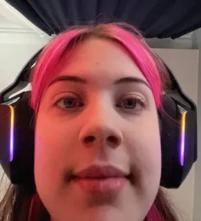 😐 83fc57f4 ritratto, capelli rosa, cuffie, persona, giovane, donna telegram sticker