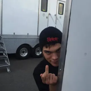 🍃 5b1cc8f4 가운데 손가락, 모욕적인 제스처, 십대, 검은 비니, 젊은 남자 telegram sticker