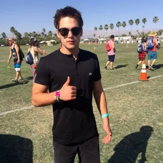 🍃 60809419 남자, 엄지 척, 잔디, 선글라스, 야외, 낮 telegram sticker