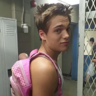 🍃 84eb3f4f 인물 사진, 젊은 남자, 배낭, 학생, 탈의실, 남성, 실내 telegram sticker