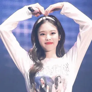 ➖ 1cdb161c kpop, сердце, девушка, азиатка, женщина, портрет, улыбка, милая telegram sticker