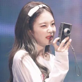 ➖ 30b3ab2a женщина, камера, подмигивание, повязка, портрет, фотография telegram sticker