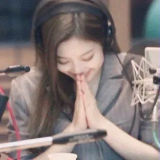 ➖ c29f998b женщина, портрет, человек, наушники, радио, студия, азиатка telegram sticker