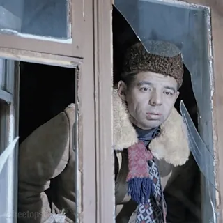 🙁 977a5c4b мужчина, окно, шляпа, шарф, зима, холод, мех telegram sticker