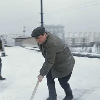 ❄️ d6977b9d мужчина, снег, зима, уборка снега, холод, на улице telegram sticker