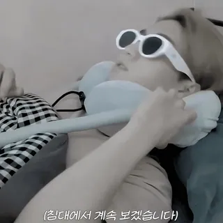 🔪 306a13bd 침대에서 계속 보겟습니다 sonnenbrille, nackenkissen, schlafen, drinnen, person whatsapp sticker