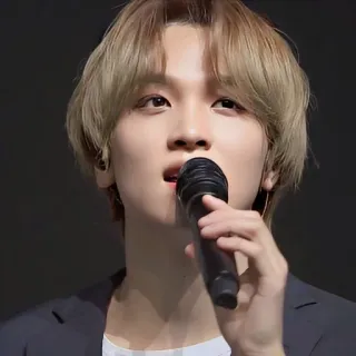 🔖 7e681c72 kpop, penyanyi, mikrofon, pria, asia, pertunjukan telegram sticker