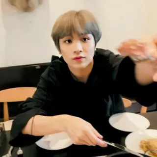 🔖 8461b1d1 orang, makan, dalam ruangan, makanan, meja, restoran, korea, asia telegram sticker