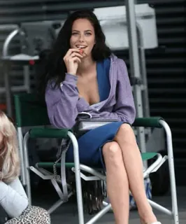 🦋 22da4c3c Frau, sitzend, Schauspielerin, Porträt, Filmset, Film, Promi telegram sticker