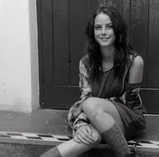 🦋 3b32c69f Frau, sitzend, Porträt, Mädchen, Teenager, weiblich telegram sticker