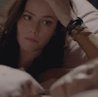 🦋 46eff4ae Frau, Bett, Porträt, Schlafzimmer, Innenraum, Person telegram sticker