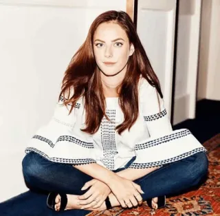 🦋 88e21ee9 Frau, sitzen, Porträt, Mode, Model, Person telegram sticker