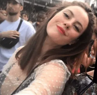 🦋 e8534383 frau, selfie, porträt, lächelnd, roter Lippenstift, braunes Haar telegram sticker