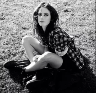 🦋 f6b52221 Frau, sitzen, schwarzweiß, Porträt, Mädchen, Mode telegram sticker