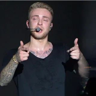 😭 5a2b3580 Mann, Zeigen, Sänger, Tätowierung, Bühne, Auftritt telegram sticker