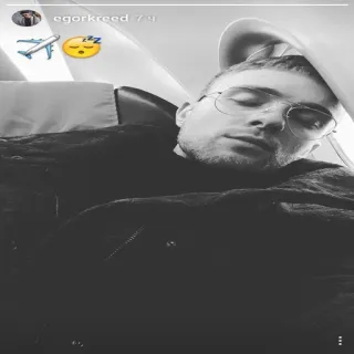 😴 5de737d3 Mann, schlafen, Flugzeug, müde, Reisen telegram sticker