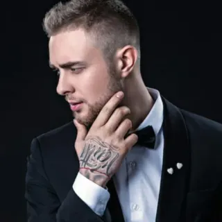 👤 c3ba6cb5 Mann, Smoking, Fliege, Formal, Porträt, Tätowierung telegram sticker