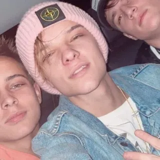 ✌️ d538532a người, thanh niên, bạn bè, mũ, selfie whatsapp sticker