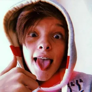 🌟 eb9e47bd bé trai, thiếu niên, chân dung, áo hoodie, giơ ngón tay cái, lưỡi whatsapp sticker