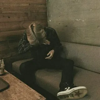 🕸 2d3559ed orang, duduk, sofa, dalam ruangan, rambut pirang, mode, gaya telegram sticker