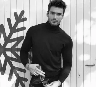 ▪️ 29afdee5 Mann, Rollkragenpullover, Winter, Schneeflocke, Porträt, Innenaufnahme telegram sticker