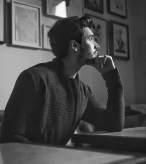 ▪️ 3f5845ff Mann, Porträt, nachdenklich, denkend, schwarz weiß, drinnen telegram sticker