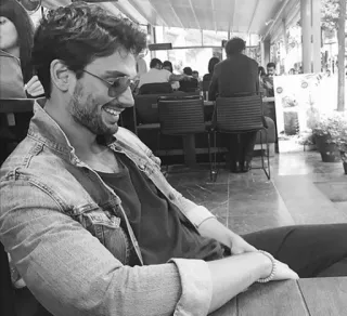 ▪️ 90b4de3b Mann, Sonnenbrille, Jeansjacke, lächelnd, casual, drinnen, Restaurant telegram sticker