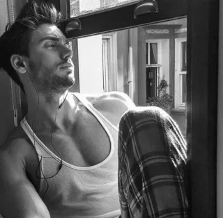 ▪️ a1a70161 Mann, Tanktop, Fenster, Kopfhörer, Pyjama, Innenbereich, Porträt telegram sticker