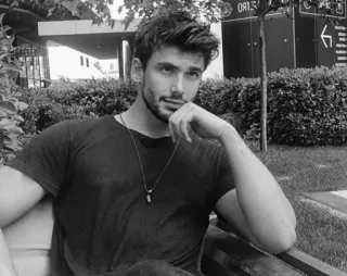 ▪️ b4a674aa Mann, Porträt, Schwarzweiß, gutaussehend, sitzend, männliches Model telegram sticker