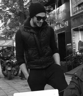 ▪️ be90233f Mann, Sonnenbrille, Mütze, Weste, Streetstyle, Mode, Prada telegram sticker