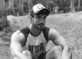 ▪️ fc77d6cd RUN mann, sitzen, schwarzweiß, porträt, muskeln, fitness telegram sticker