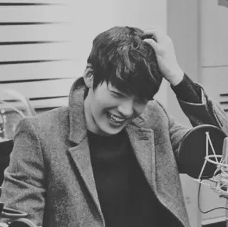 ➿ cc75d962 uomo, sorriso, studio, microfono, cappotto whatsapp sticker