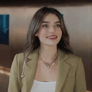 🧊 69e69a41 femme, brune, souriante, veste, collier, portrait telegram sticker