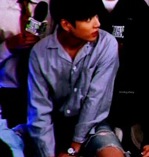 🕸 d8fbd320 kookgallery 男人, 坐着, 休闲, 肖像 telegram sticker