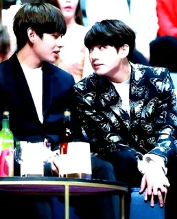 🕸 e38edbaa 男人, 肖像, 室内, 活动, 坐着, 桌子 telegram sticker