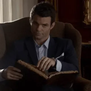 ⚜ 0f58b33d Elijah Mikaelson The Originals Elijah Mikaelson, The Originals, Vampir, Anzug, Buch whatsapp sticker
