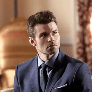 ⚜ 8ba15b24 Elijah Mikaelson The Originals Elijah Mikaelson, Vampir, The Originals, Anzug, Daniel Gillies whatsapp sticker
