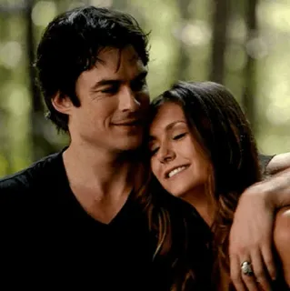 🥀 d97677e5 Elena Gilbert, Damon Salvatore The Vampire Diaries coppia, romanticismo, amore, abbraccio, foresta, intimo, serie TV telegram sticker