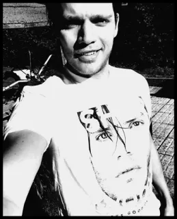 ➖ 0ebb1a4d Gods man, gezicht, goden, t-shirt, selfie, mensen whatsapp sticker