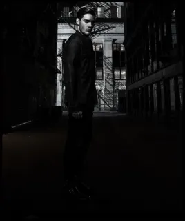 ➖ 3f6d3fea man, donker, stad, steeg, zwart wit, stedelijk, nacht whatsapp sticker