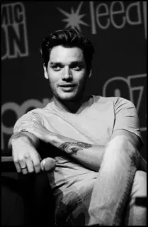 ➖ 4687a35e man, portret, zwart-wit, acteur, persoon, zittend whatsapp sticker