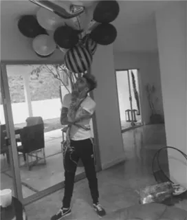 🎈 f27a028d balões, pessoa, interior, preto e branco, retrato telegram sticker