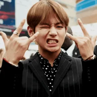 😬 22573c6b человек, мужчина, знаменитость, жест пальцем, подмигивание, kpop whatsapp sticker