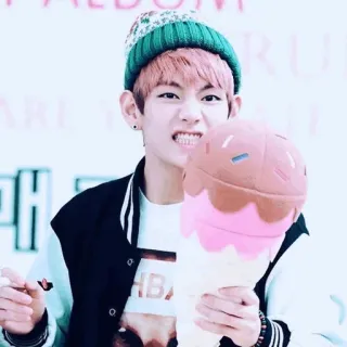 🍦 3b6fe702 V kpop, певец, айдол, мороженое, шляпа, портрет whatsapp sticker